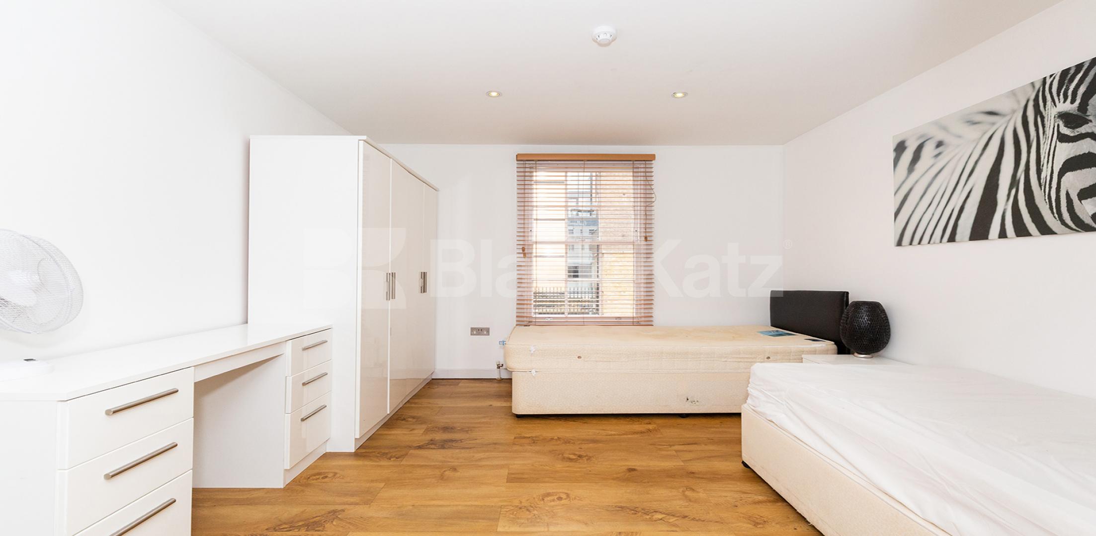 			STUNNING 3 BED IN WC1!, 3 Bedroom, 1 bath, 1 reception Flat			 Byng Place, RUSSELL SQUARE